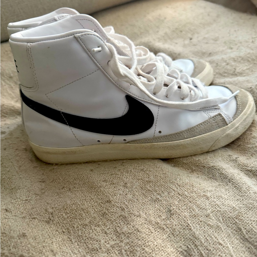 Women’s size 9 Nike blazers 77’